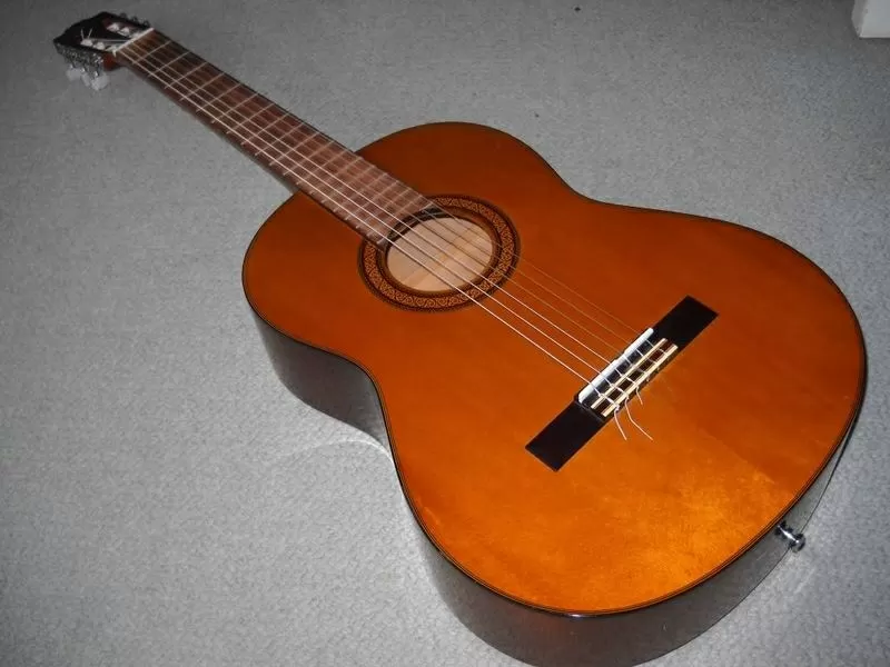 Полноразмерная классическая гитара YAMAHA C40