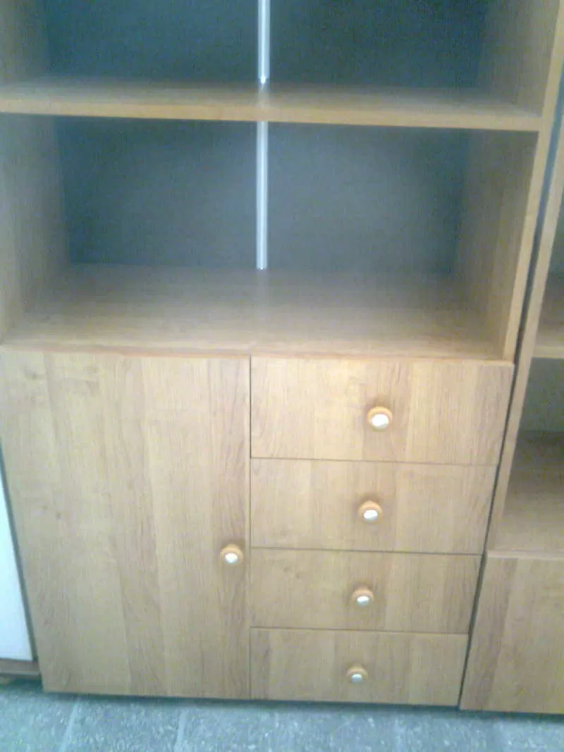 Деревянный шкаф  2