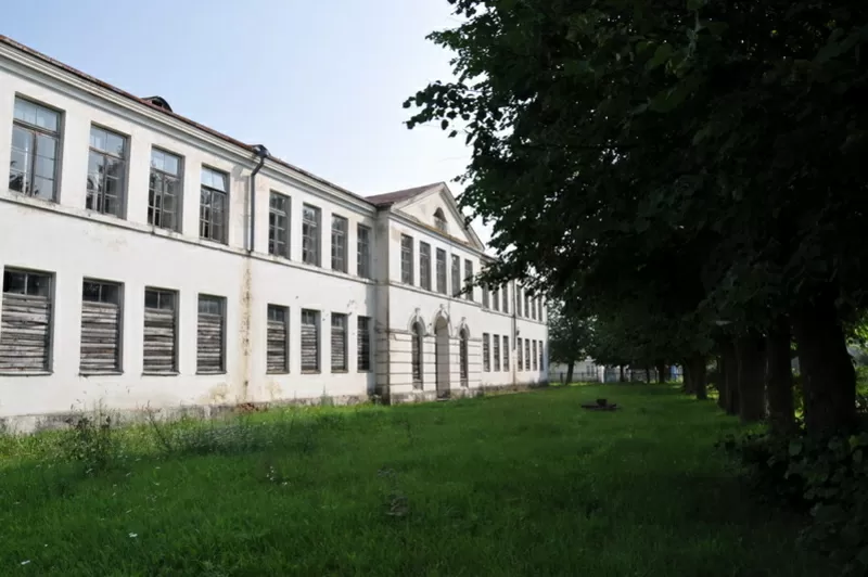 Продам здание бывшей СШ №1 г. Ошмяны по договорной цене